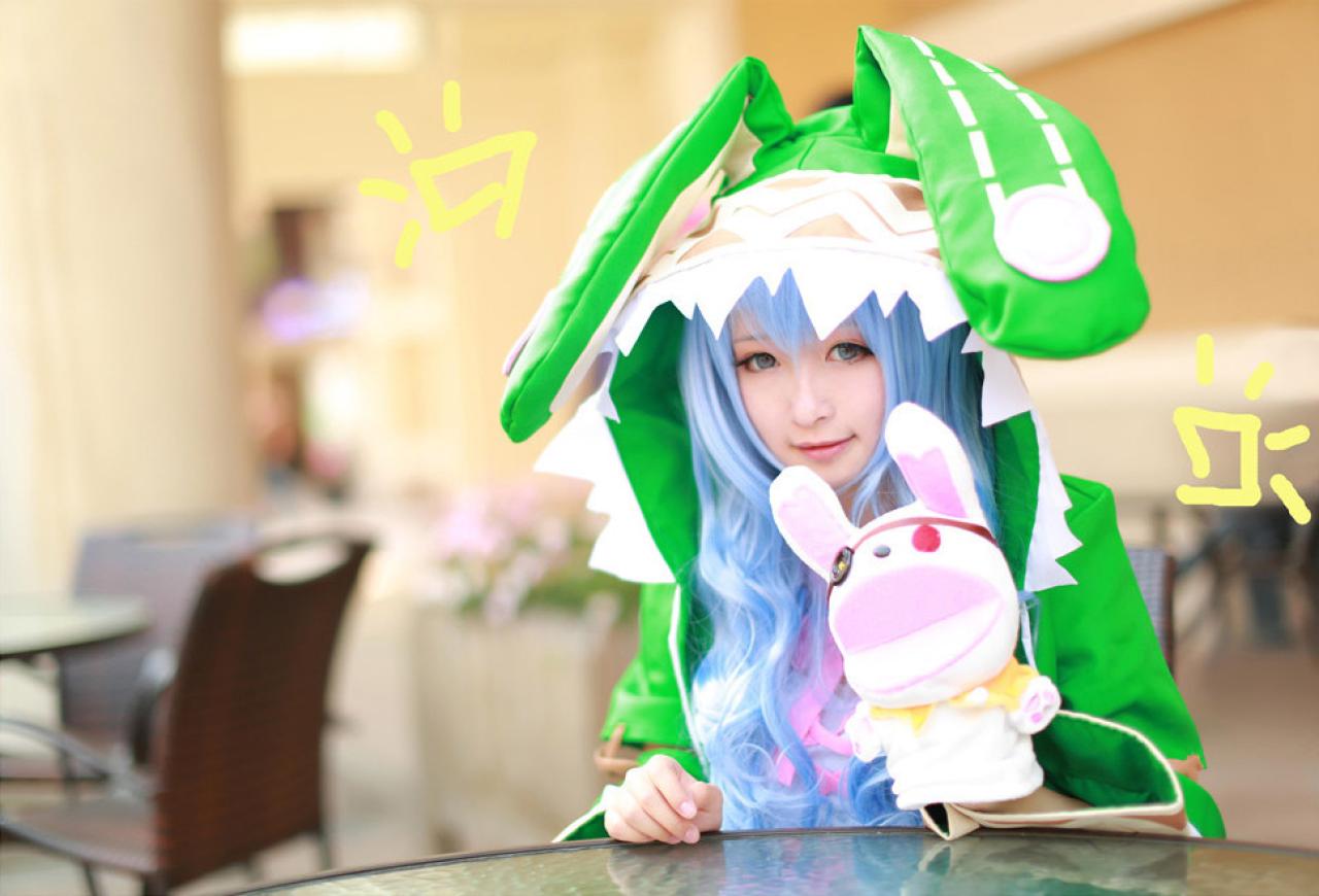 树里扮演四糸乃坐在桌子上