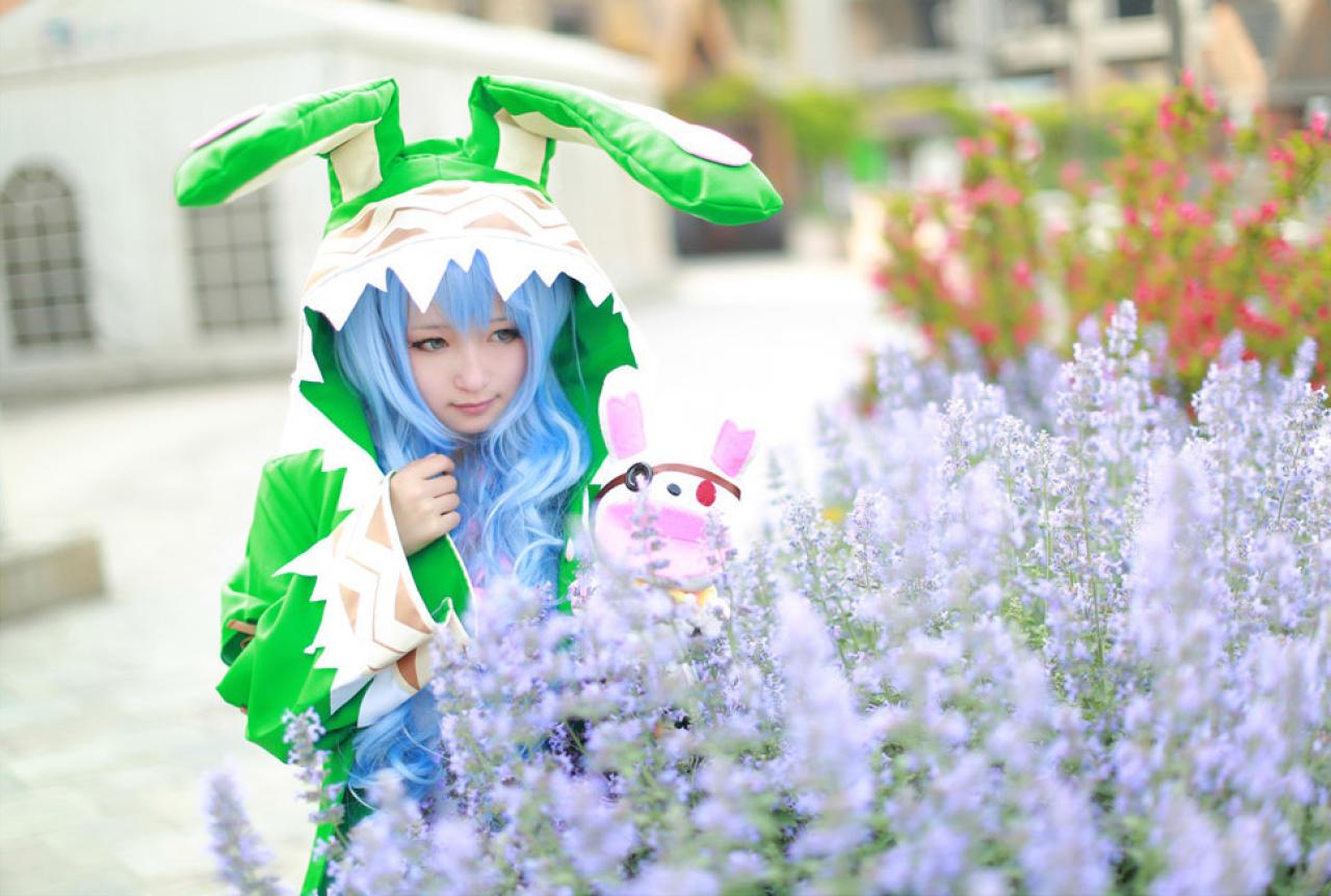 树里扮演四糸乃看着一丛薰衣草