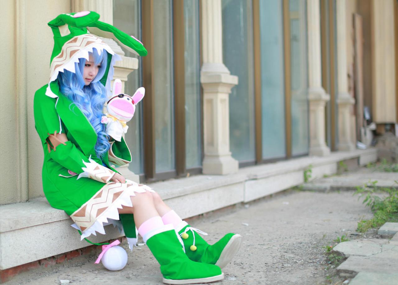 树里扮演四糸乃坐在石阶上