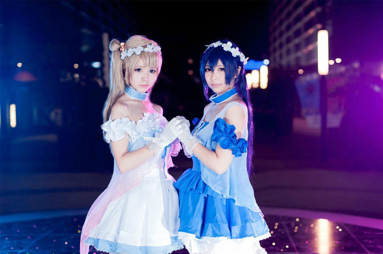 黎狱扮演的南小鸟和小A扮演的园田海未两人手握在一起