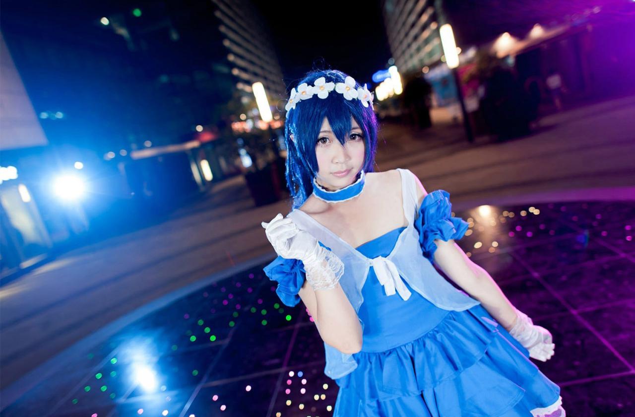 小A扮演的园田海未右手弯曲抬起，左手自然下垂的姿势