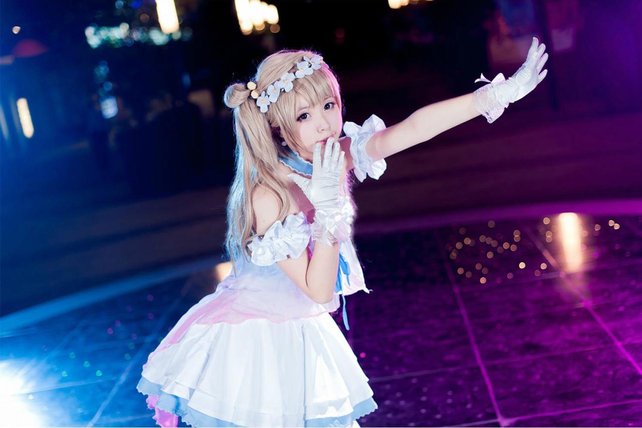 黎狱扮演的南小鸟打招呼作飞吻的手势