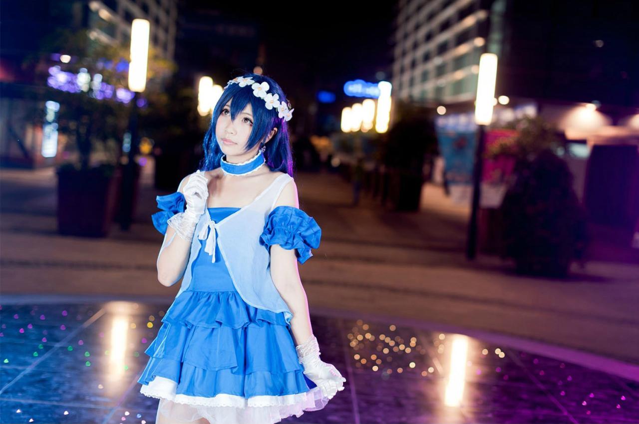 小A扮演的园田海未仰望星空的样子