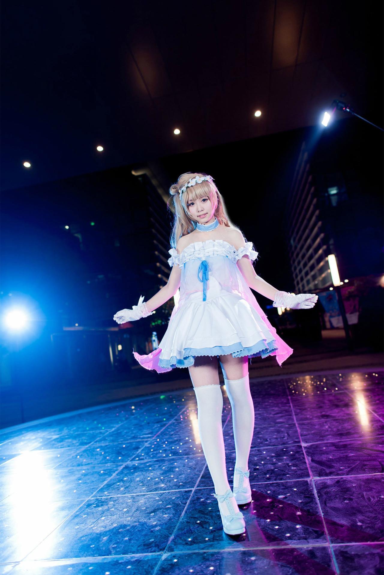 黎狱扮演的南小鸟双手抬起正面立身照