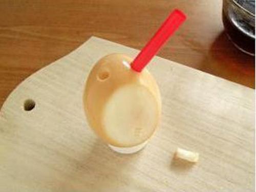 将吸管插入蛋白两侧，对称取出1cm长左右的蛋白。取出的蛋白保存好。