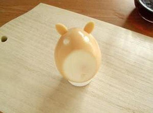 用你喜欢的食材剪成猫耳朵的形状，插入蛋白的顶部。