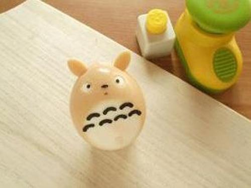 用水笔在蛋白上绘制眼睛和斑纹，扮成龙猫的形状