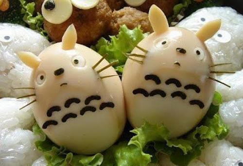 将牙签扮成三节，做成龙猫的胡子，这是两只做好的龙猫茶叶蛋。