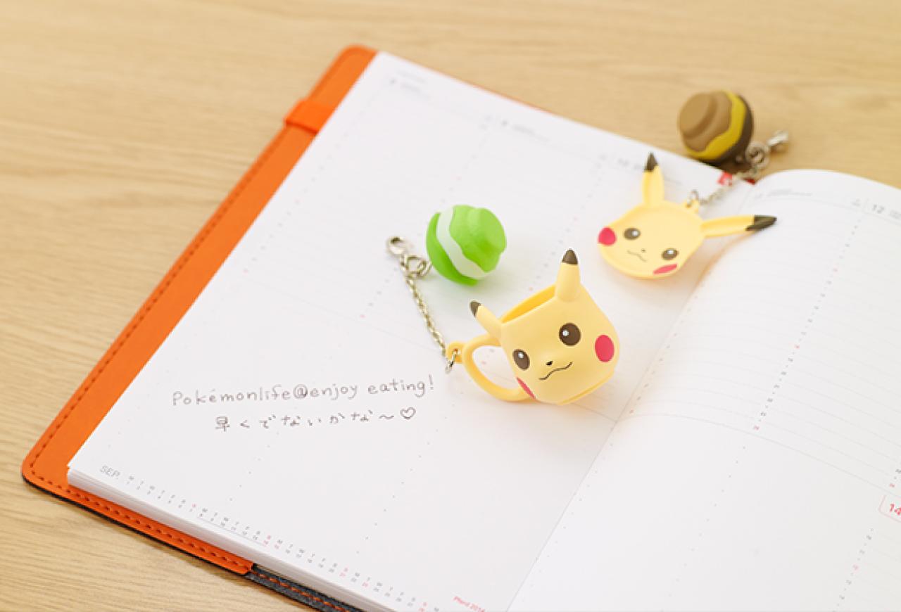 挂有杯状和碟状的皮卡丘饰品的手机链