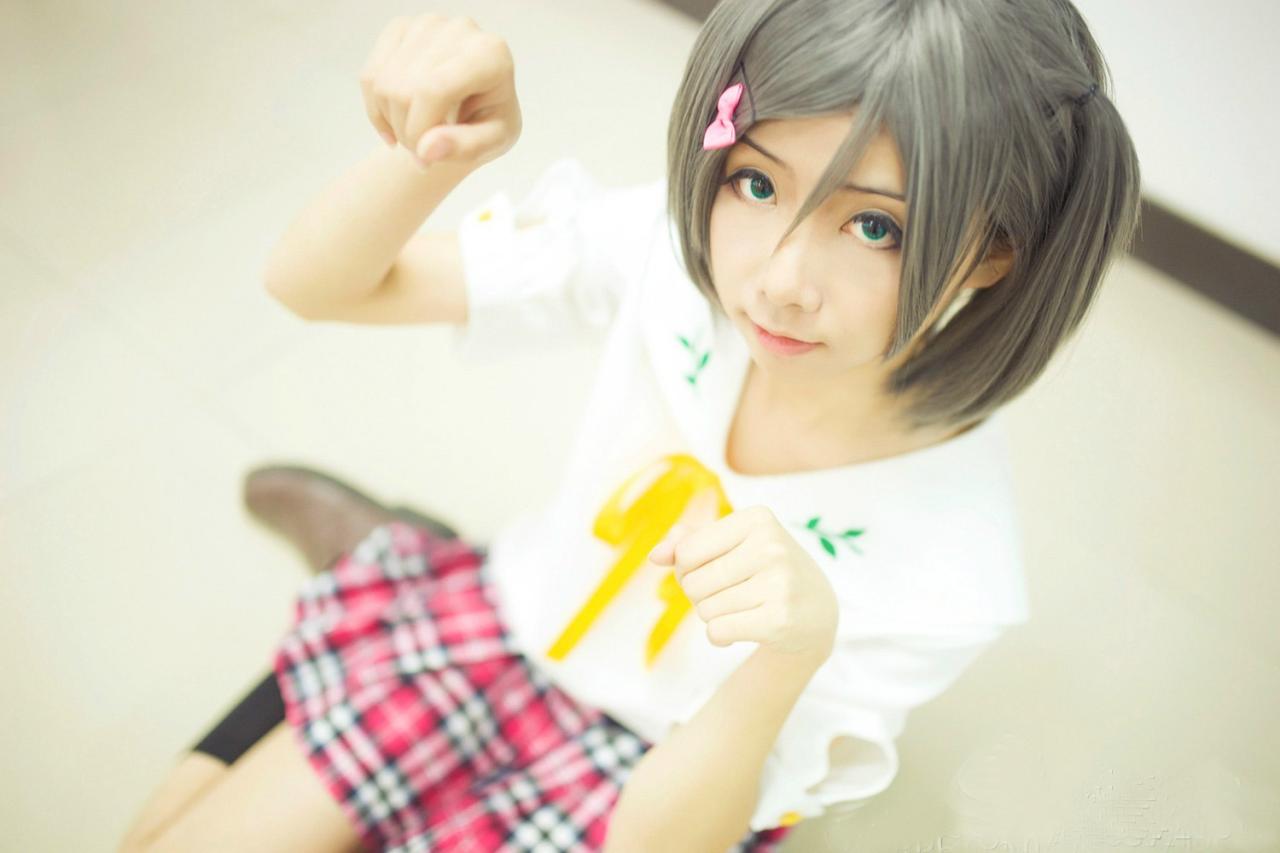 釉生扮演筒隐月子作小猫手势 全身照