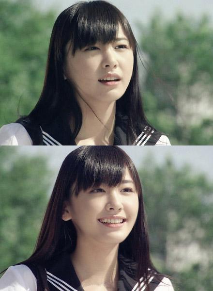 新垣结衣穿着蓝白水手服咧嘴微笑的剧照