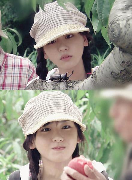 新垣结衣戴着帽子专注观察昆虫的剧照