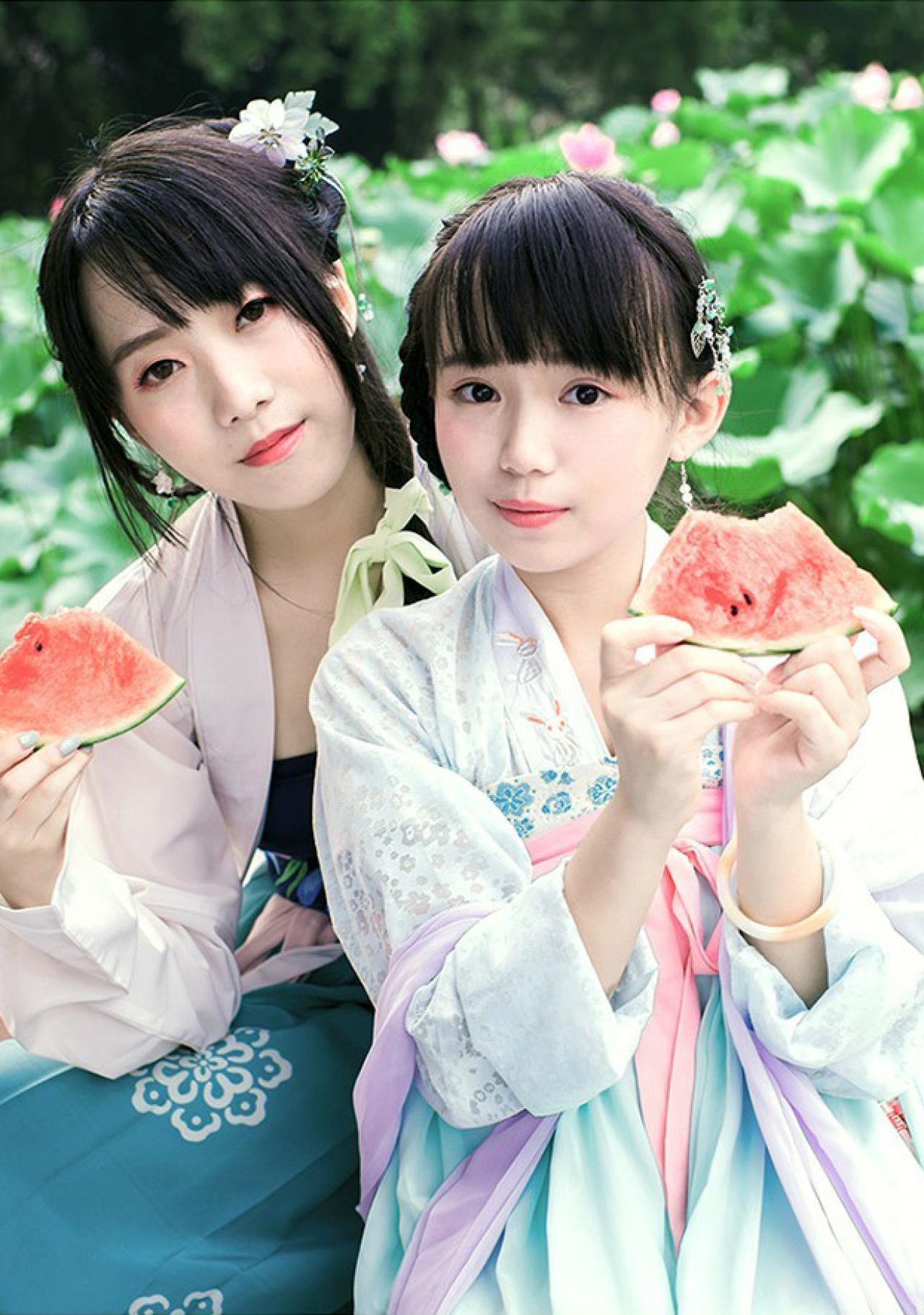 修老虎和青木熊在一起坐在莲花池旁吃瓜