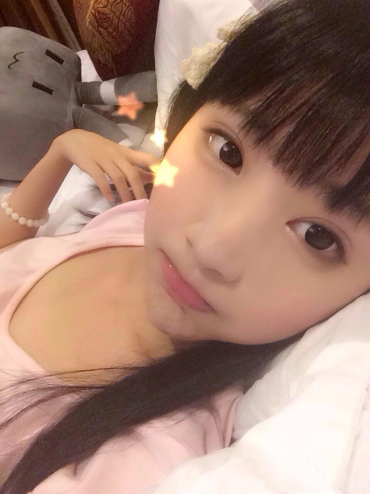 小柔靠在枕头上脸部自拍