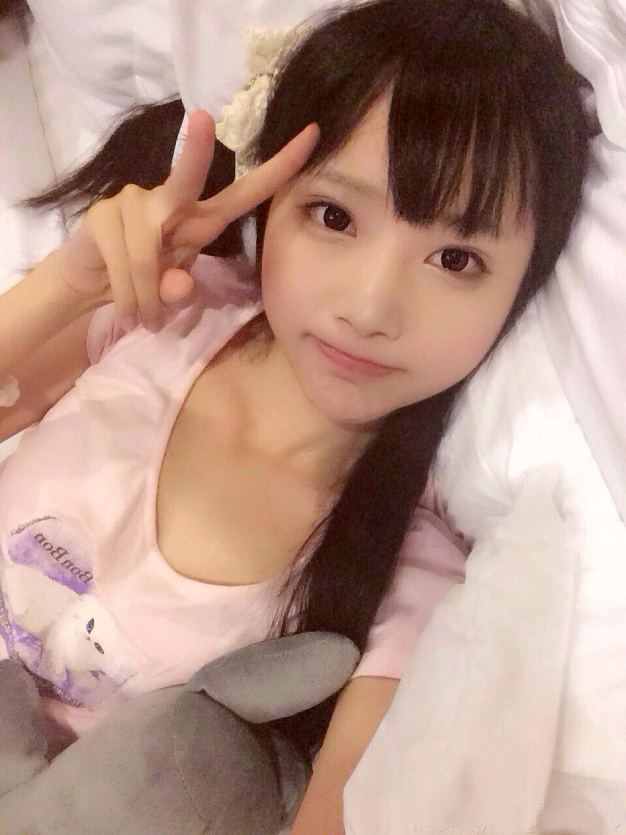 小柔抱着玩偶，剪刀手姿势