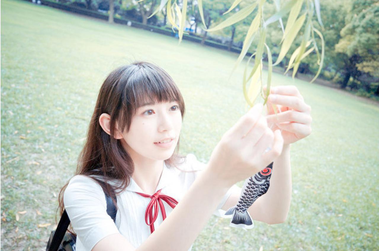 许夏幽捏着柳叶仔细观察