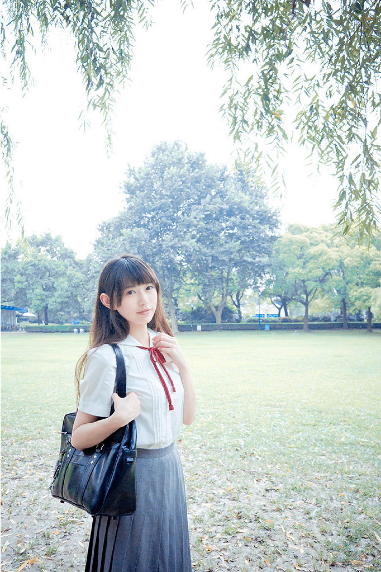 许夏幽穿着制服校服，背着黑色挂包正面照