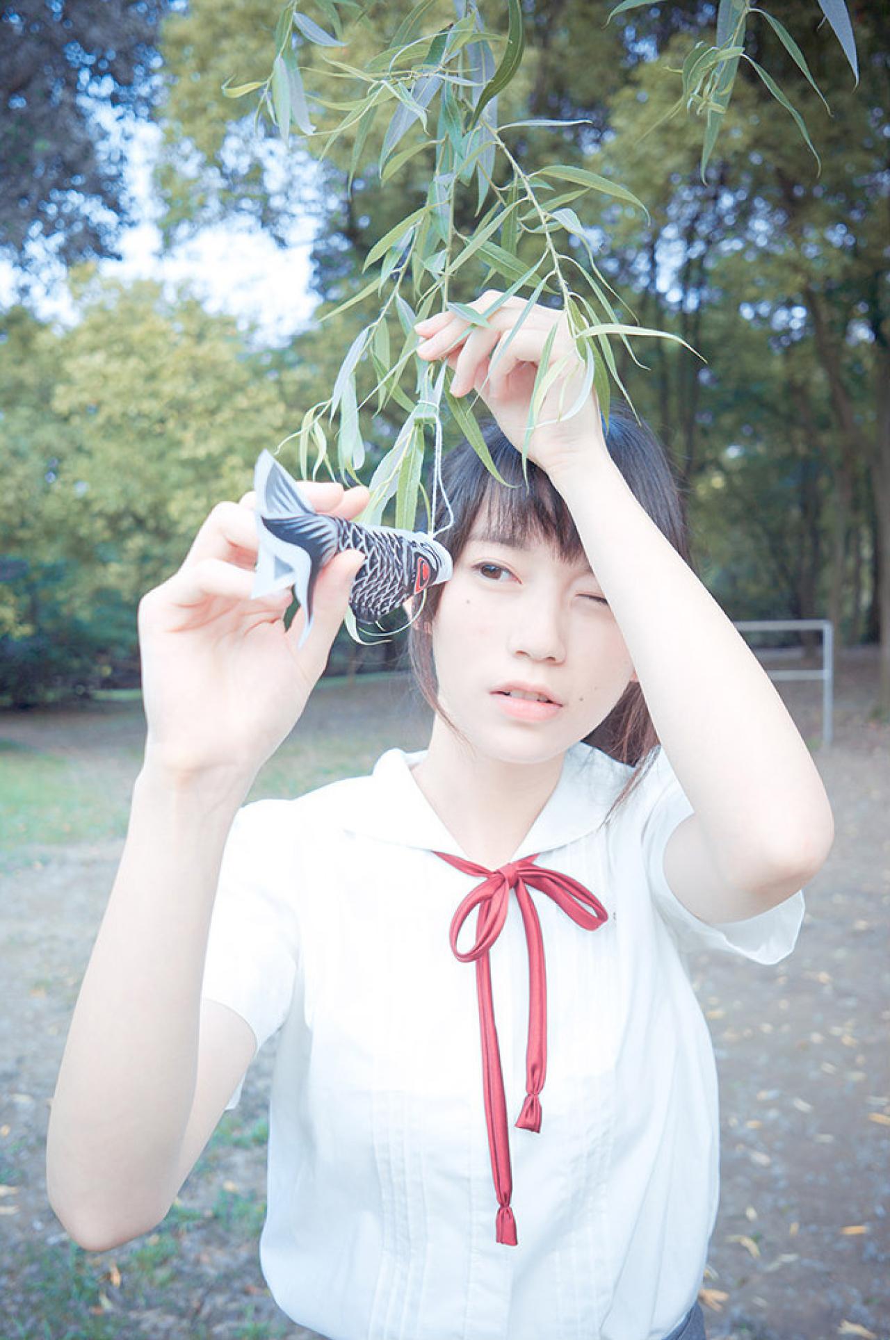 许夏幽左手扶着柳枝，右手拿着鲤鱼旗，眨眼观察