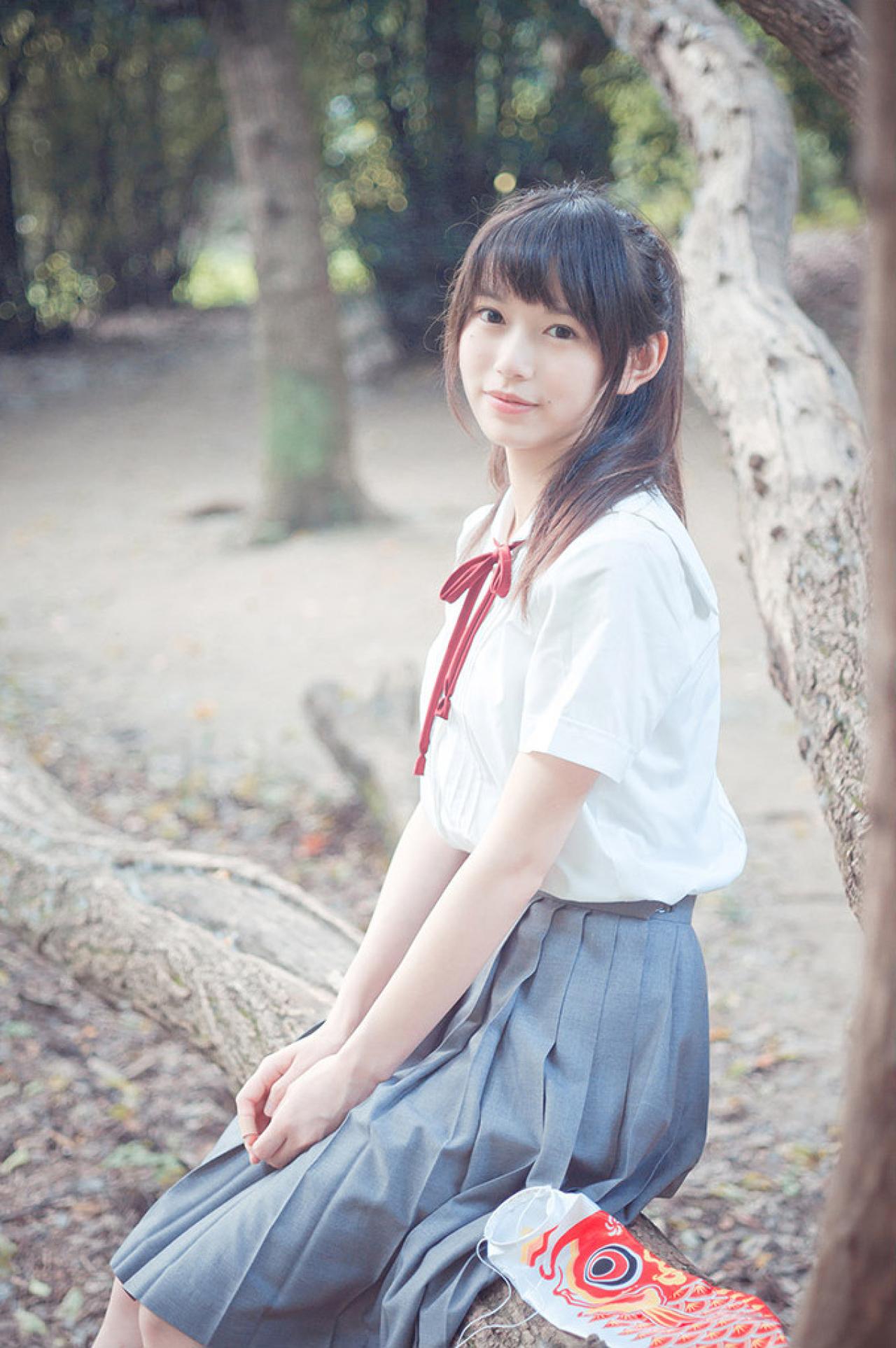 许夏幽坐在树干，双手放在膝盖上