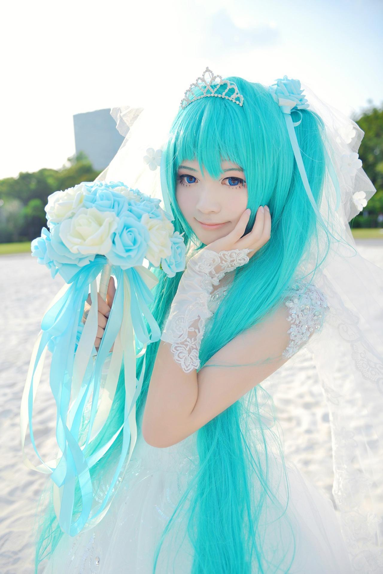 小线扮演拿着手捧花的初音未来