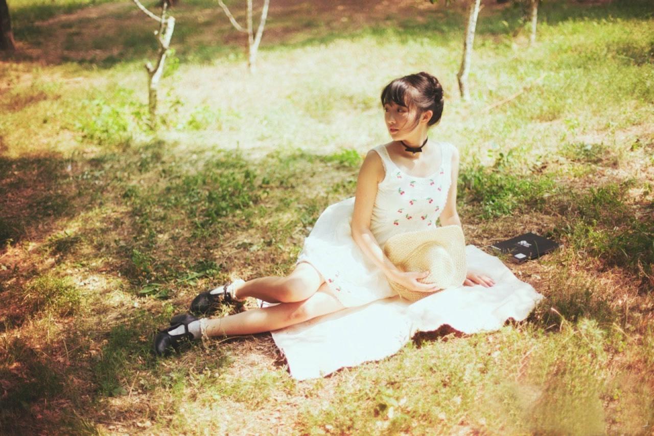 小陆离端着草帽斜靠在草地上