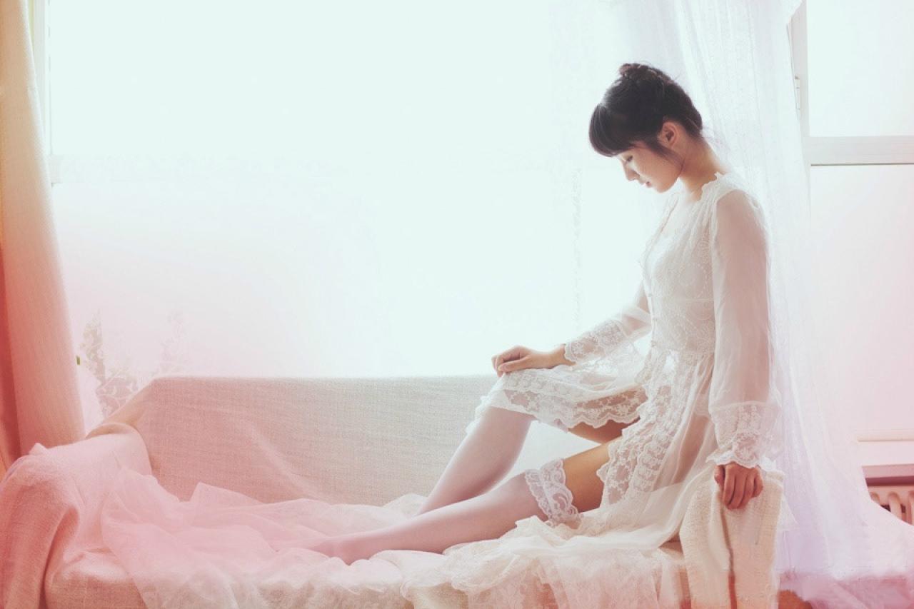 小陆离靠在沙发上低头沉思的姿势