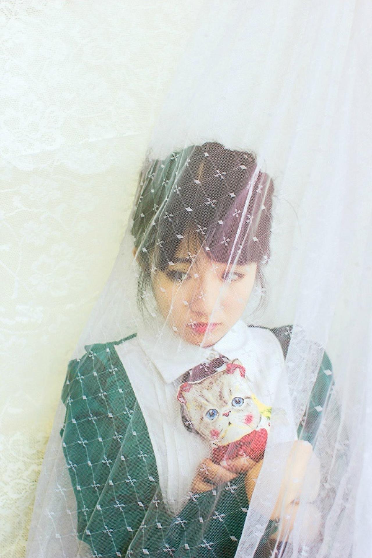 小陆离抱着小熊在薄纱中怅然所失的样子