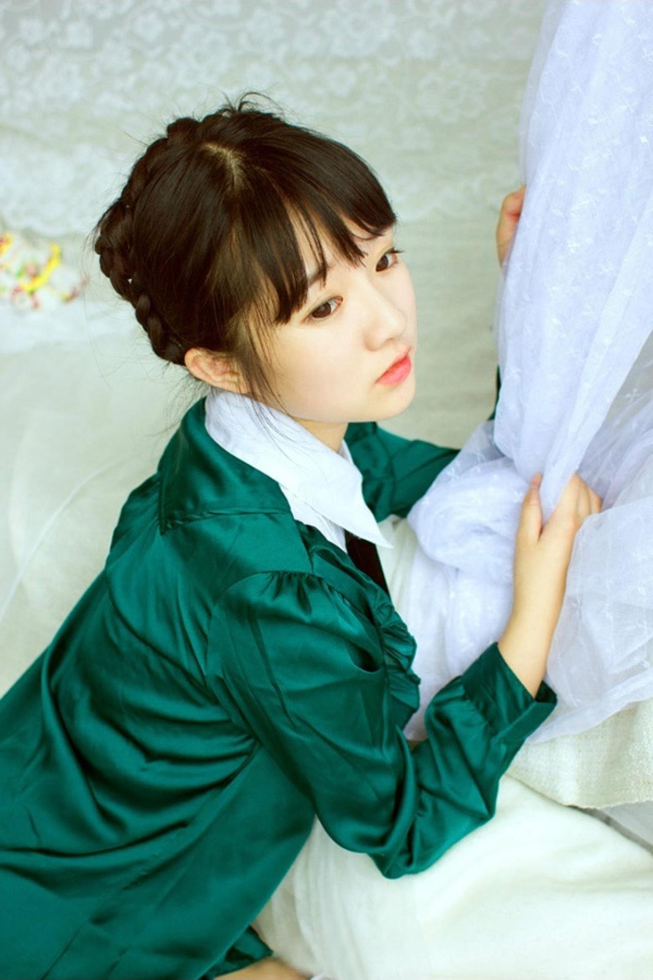 小陆离跪坐在地上抓紧紫色薄纱窗帘，侧头凝思的姿势