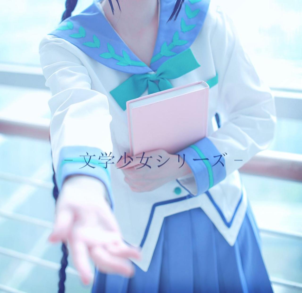 帕琪与兔扮演天野远子左手抱着一本粉色的书，向镜头伸出右手，照片中间印有文学少女字样。