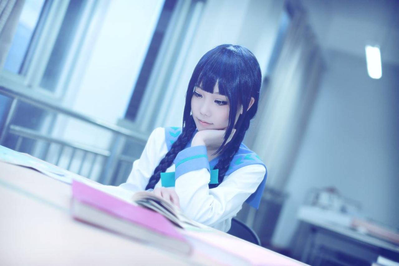 帕琪与兔扮演天野远子扒在桌子上，左手撑着脑袋，右手翻着书