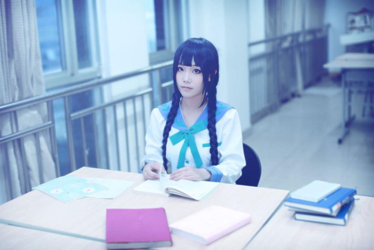 帕琪与兔扮演天野远子正在翻书时，抬头看镜头