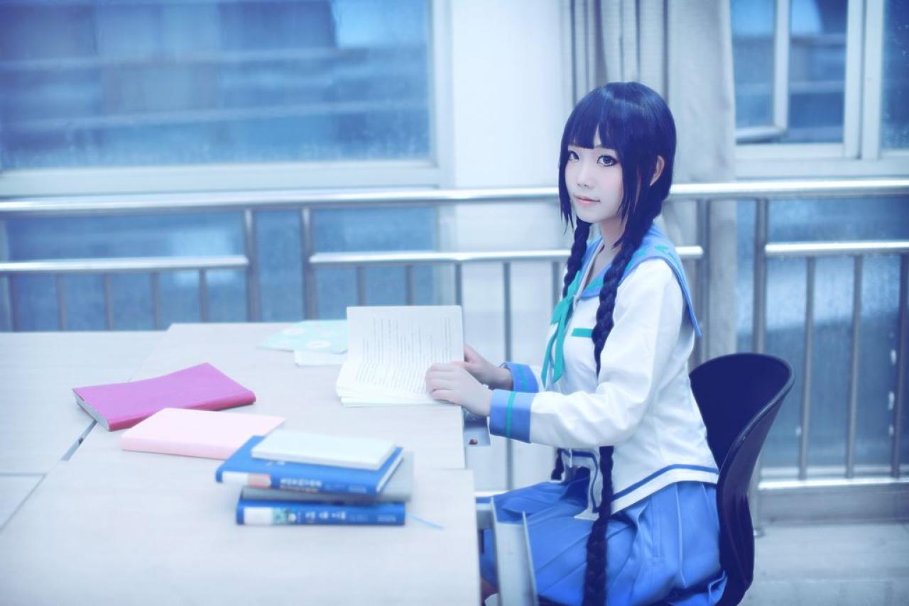 帕琪与兔扮演天野远子正坐在椅子上翻书的侧面照