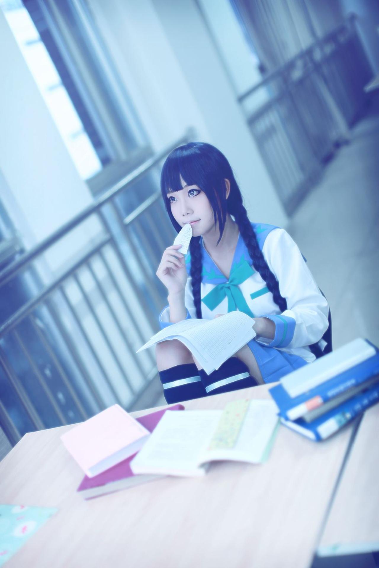 帕琪与兔扮演天野远子双腿翘起靠在椅子上，书放在膝盖上，右手正撕下一页放在嘴角品味着