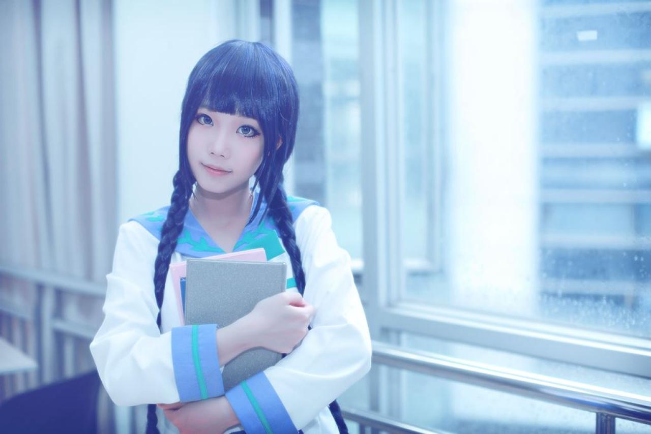 帕琪与兔扮演天野远子抱着一摞书正在走廊的上半身照