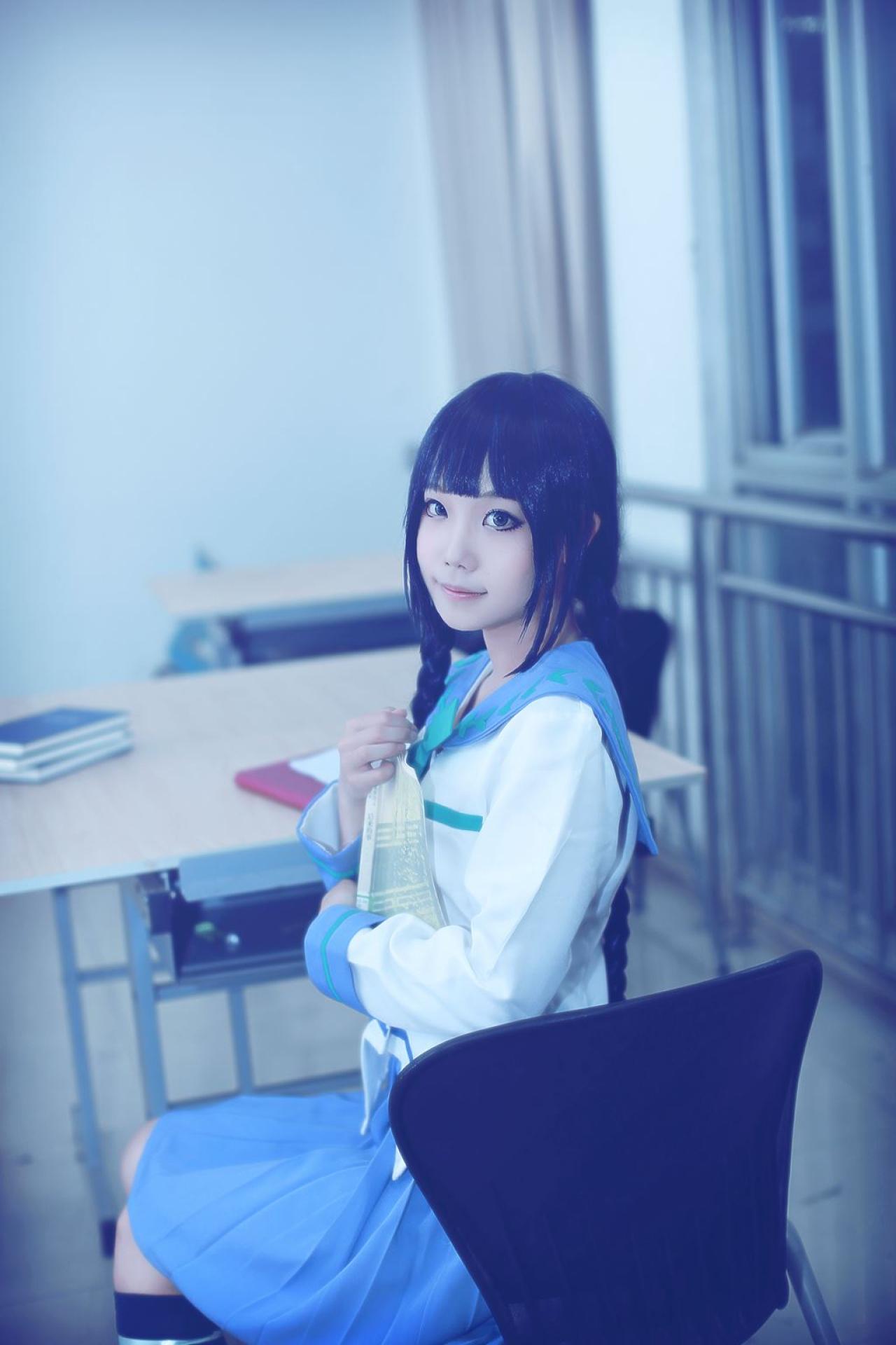 帕琪与兔扮演天野远子抱着书本坐在端端地坐在凳子上