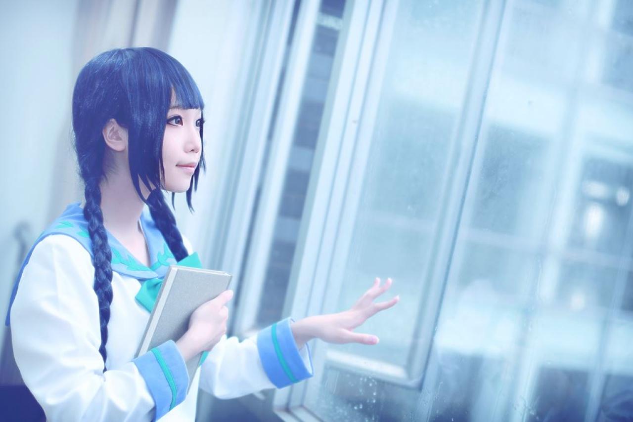帕琪与兔扮演天野远子右手抱着书本，左手抚摸着窗户，看向窗外的姿势
