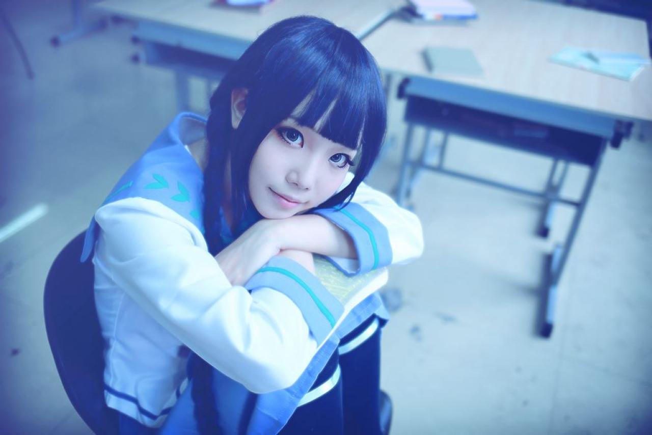 帕琪与兔扮演天野远子抱着膝盖坐在椅子上的姿势