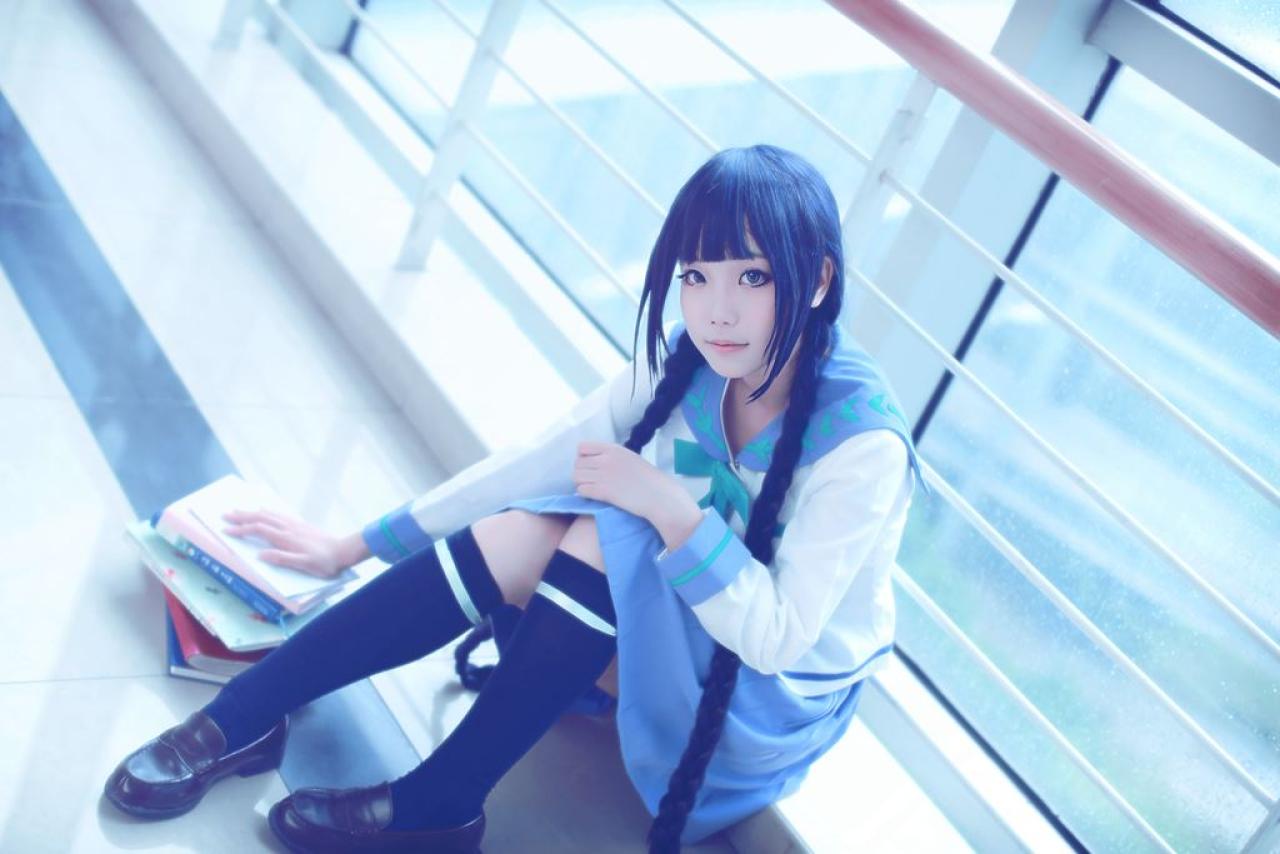 帕琪与兔扮演天野远子把一摞书放在地上，坐在落地窗的台子上，休憩一会儿