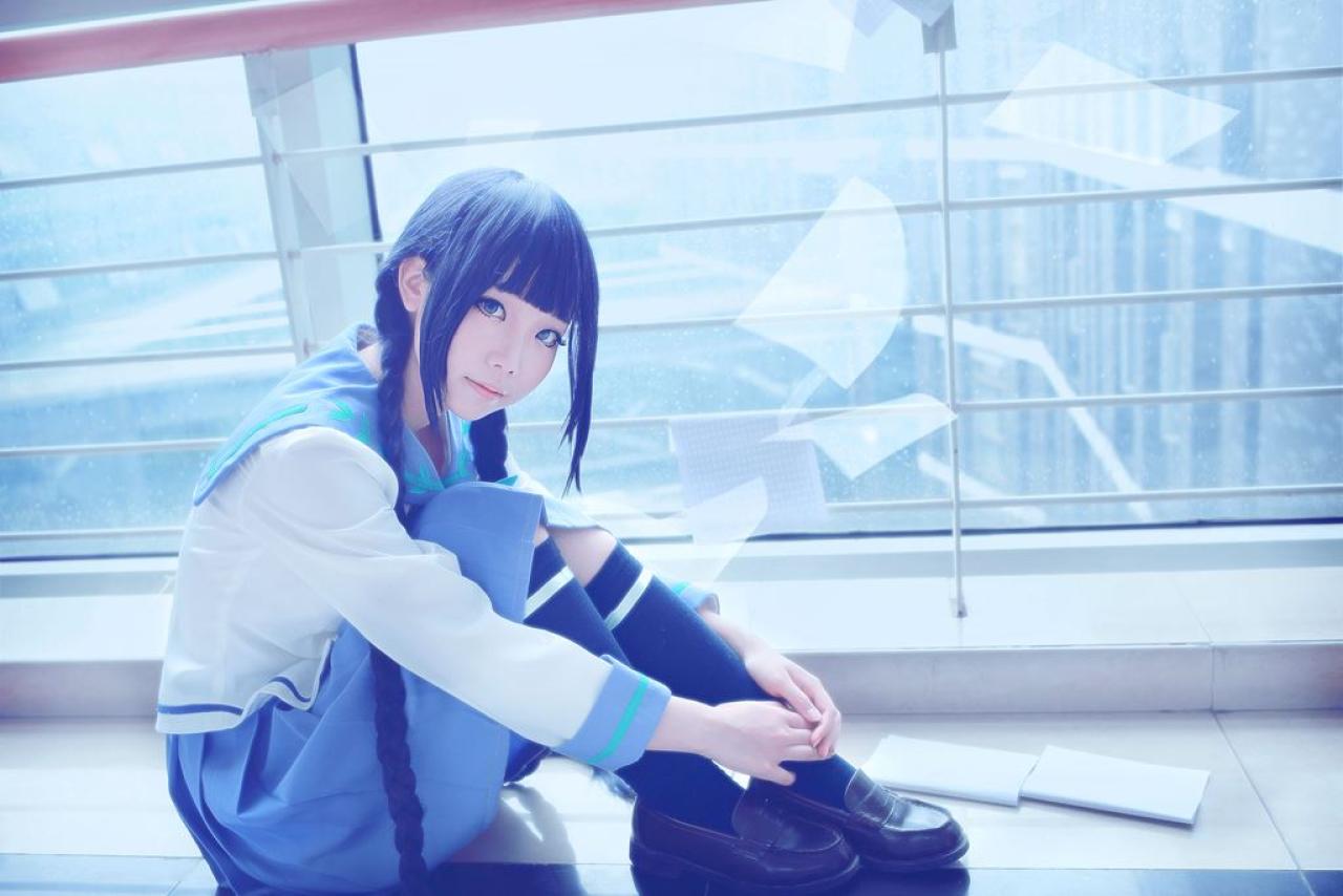 帕琪与兔扮演天野远子在落地窗前抱着膝盖坐在地上，旁边放着两本书