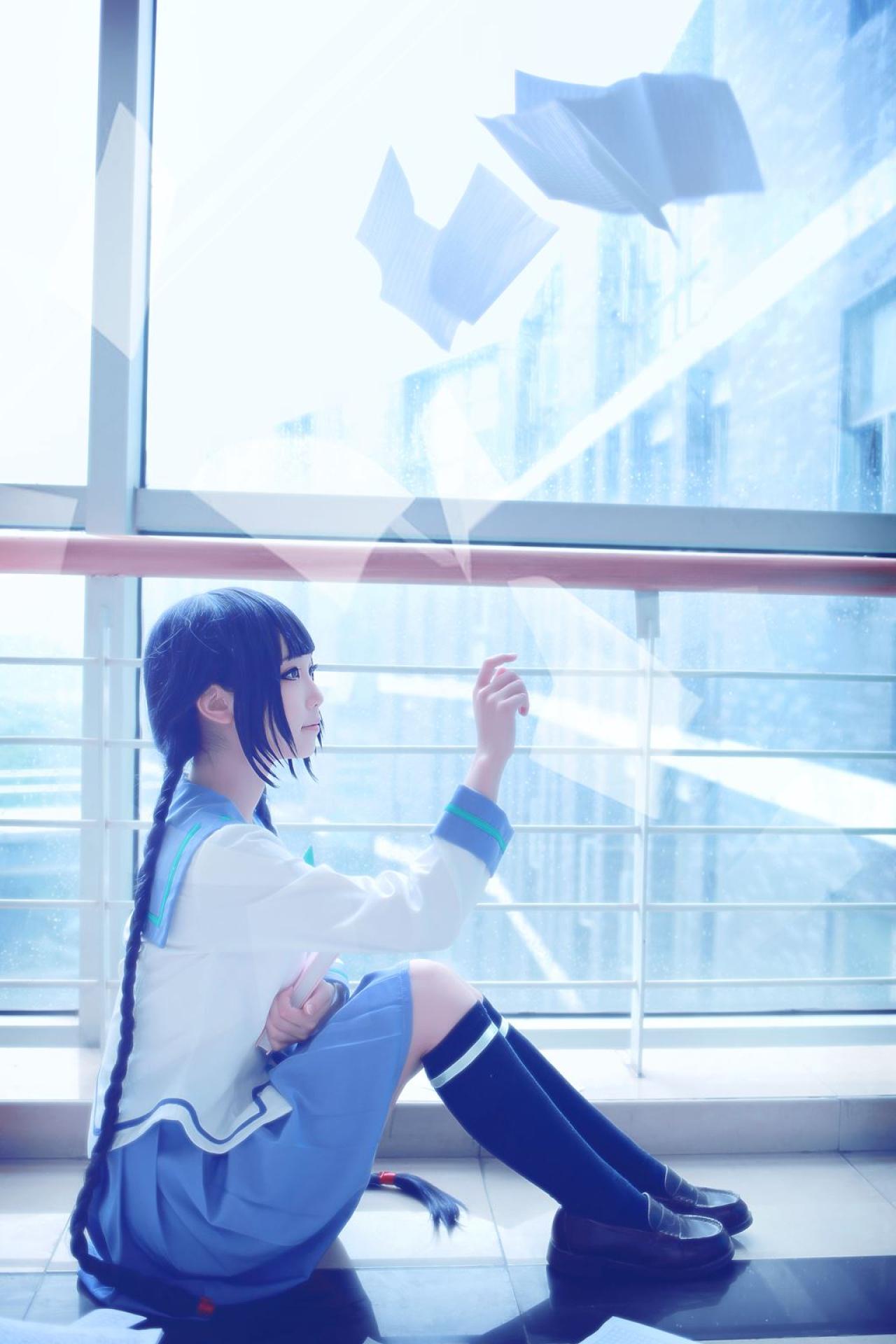 帕琪与兔扮演天野远子坐在橱窗前，左手抱着书，右手作点击的手势