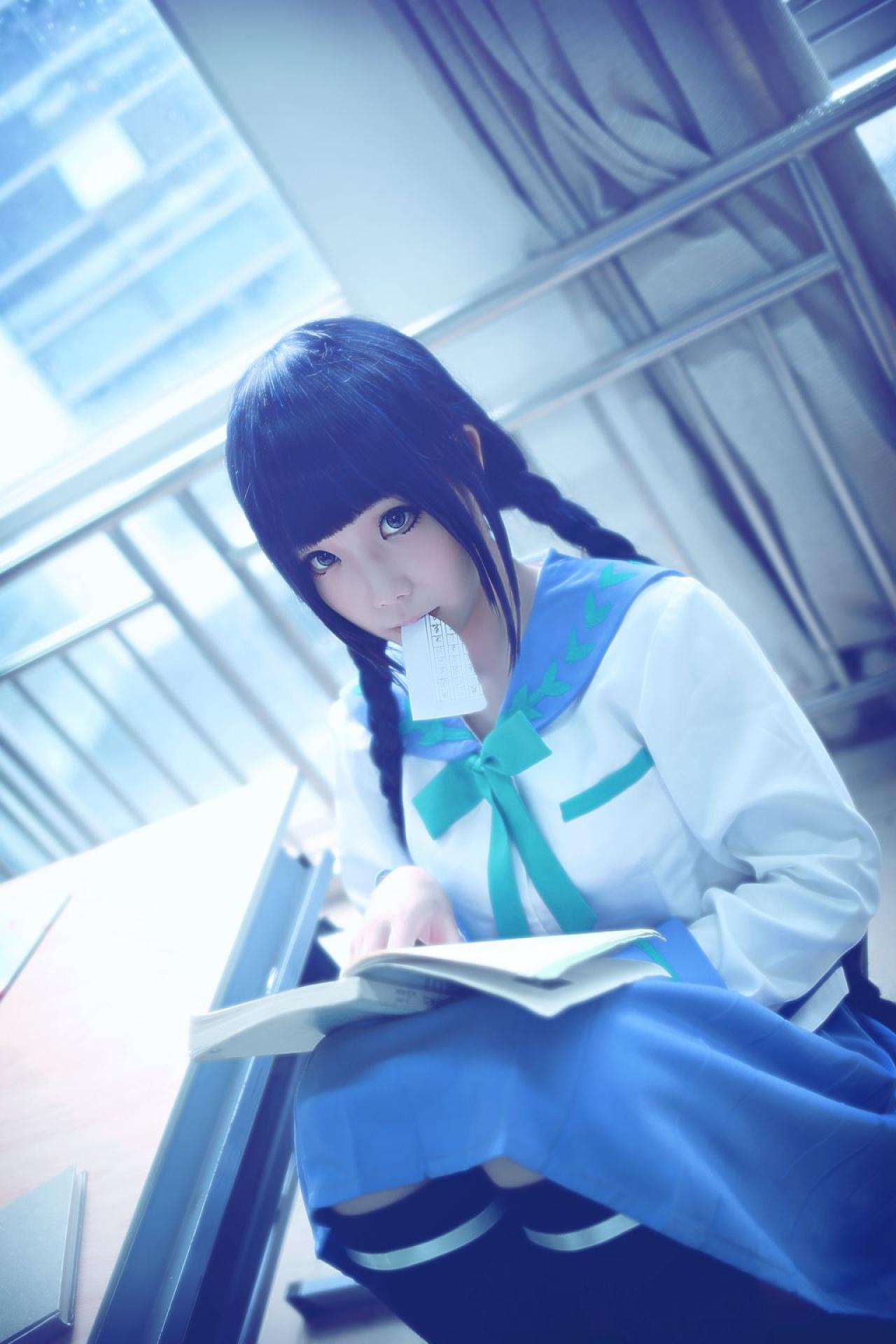 帕琪与兔扮演天野远子正端着书，嘴里吃着印着方格子的作文纸