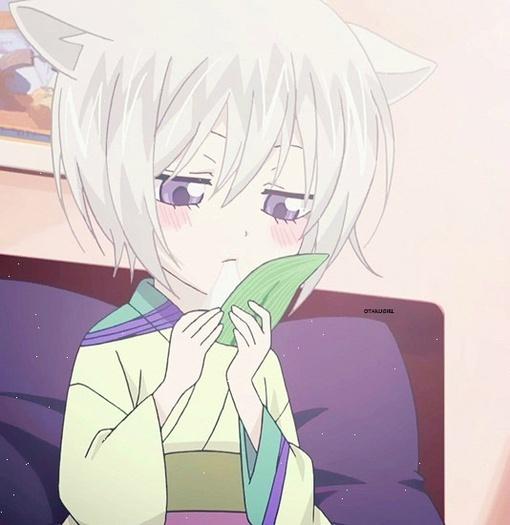 轻音少女中的角色双手捧着绿叶