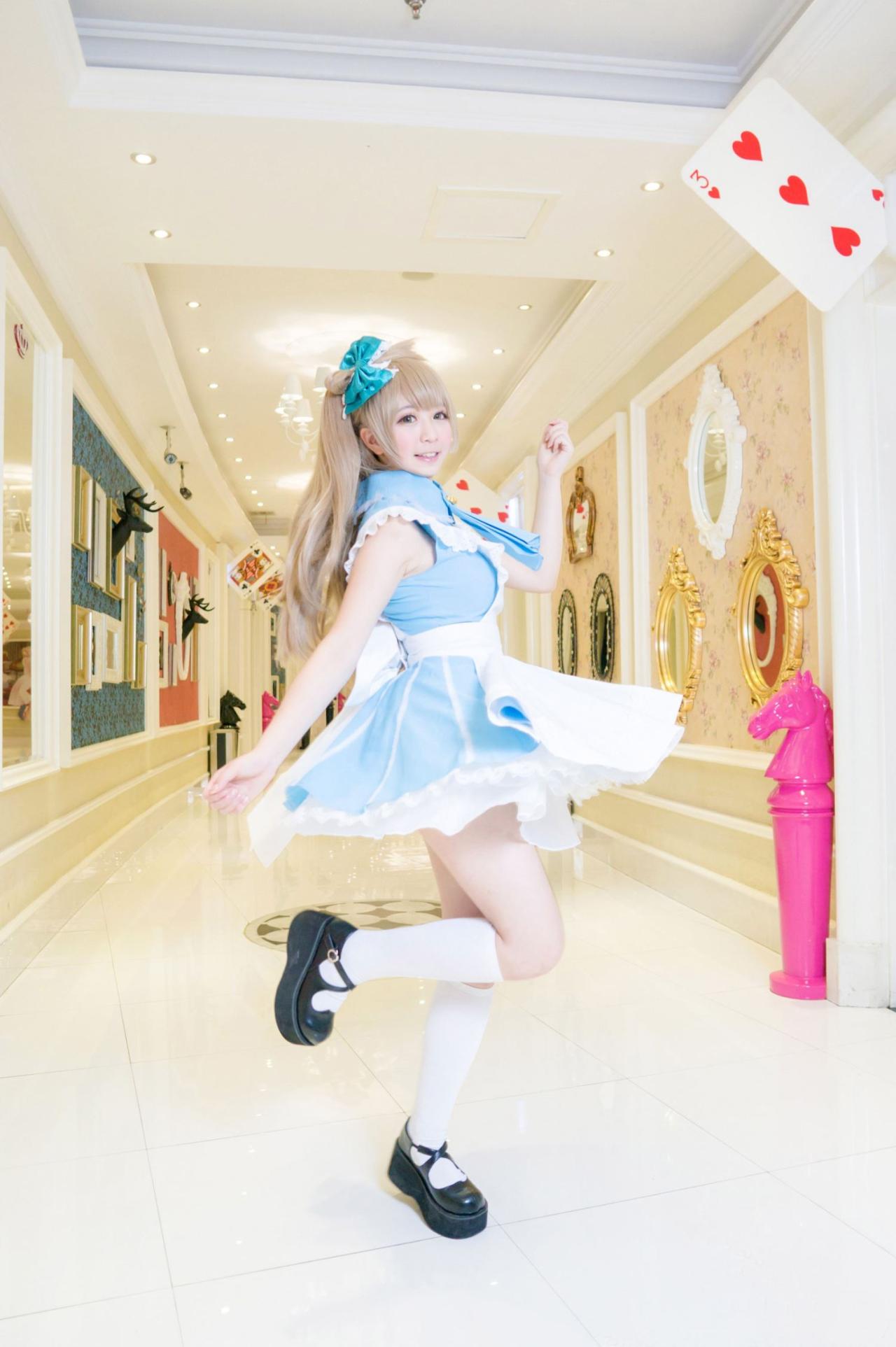 亚米_yami扮演的南小鸟抬腿舞动身体侧面照