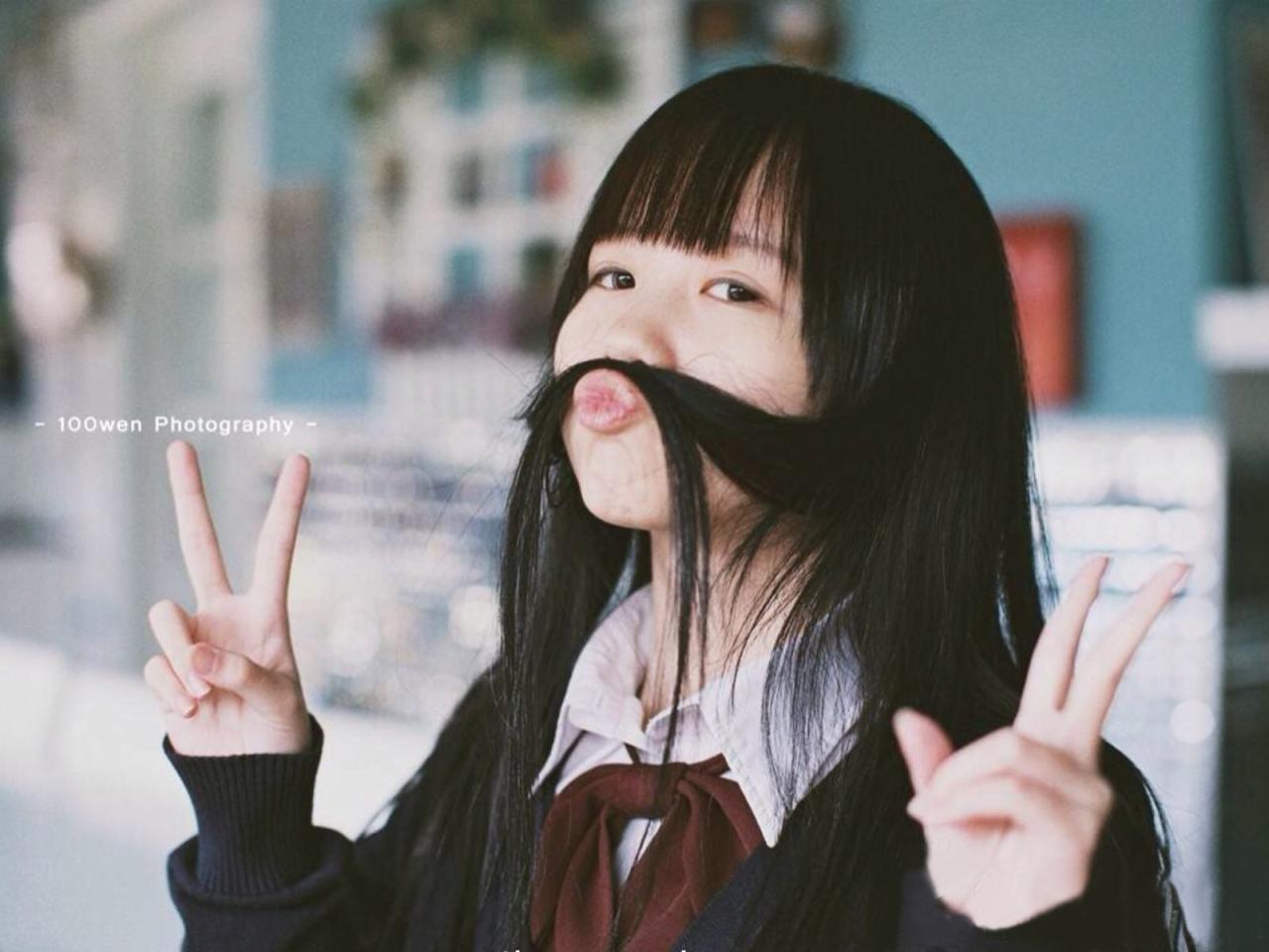 杨惠婷穿着毛线衣嘟嘴卖萌姿势