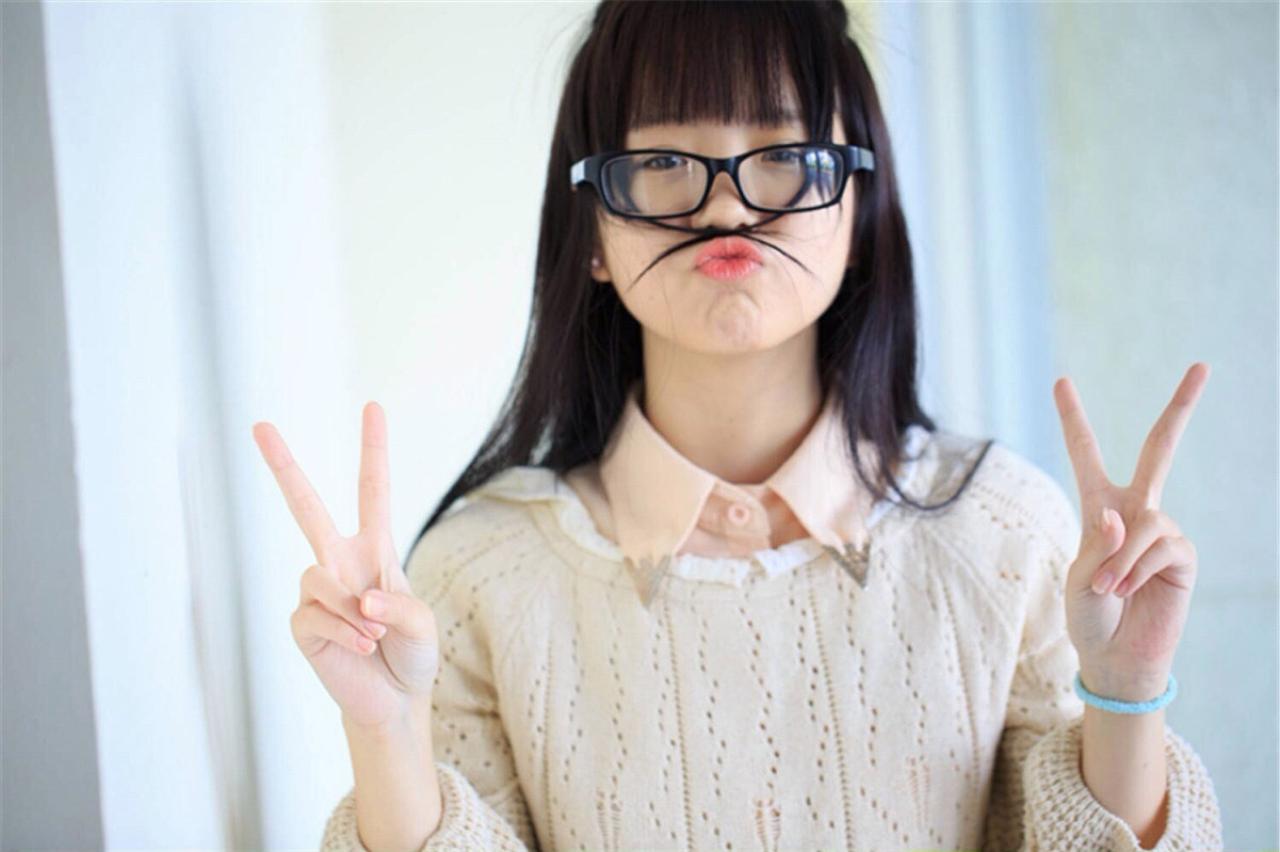 杨惠婷戴着黑色镜框眼镜嘟嘴卖萌剪刀手势