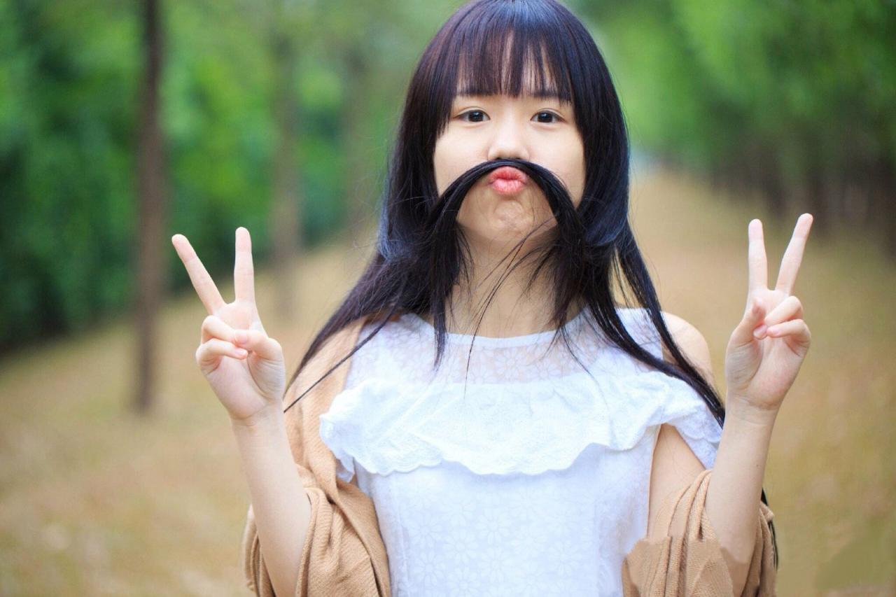 杨惠婷在树林里剪刀手势