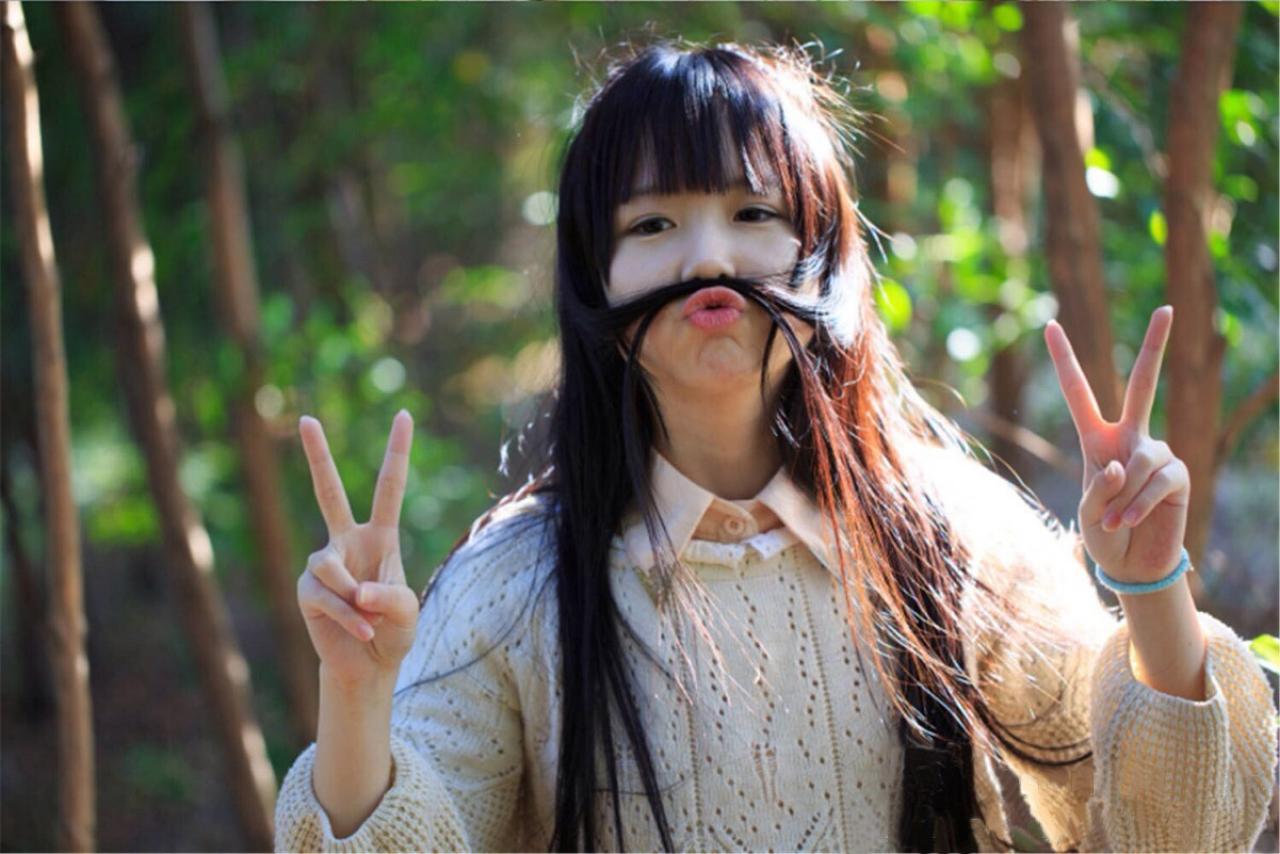 杨惠婷在树林里的卖萌姿势