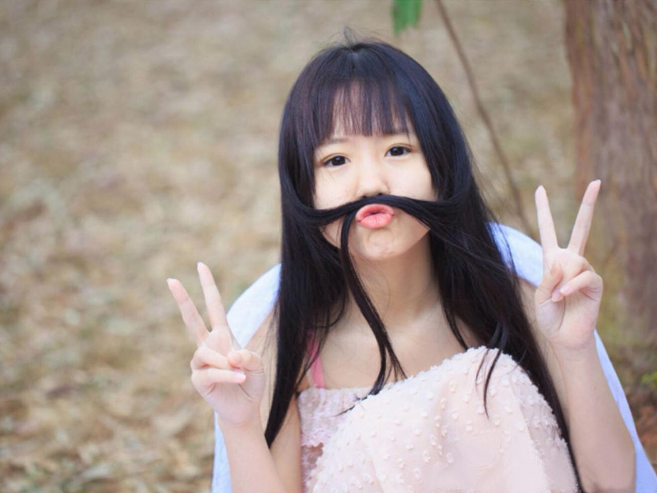 杨惠婷穿着粉色吊带裙嘟嘴卖萌姿势