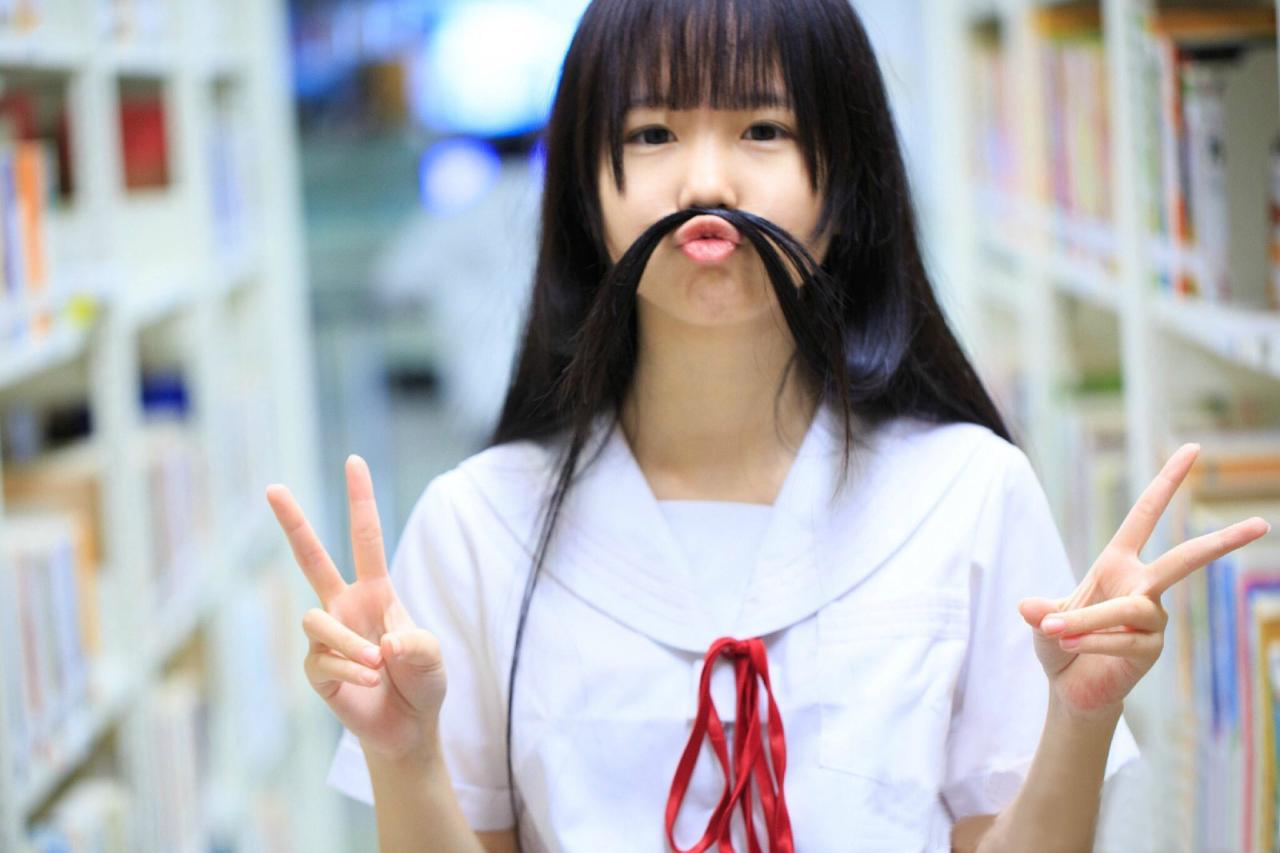 杨惠婷穿着水手服在图书馆嘟嘴卖萌剪刀手