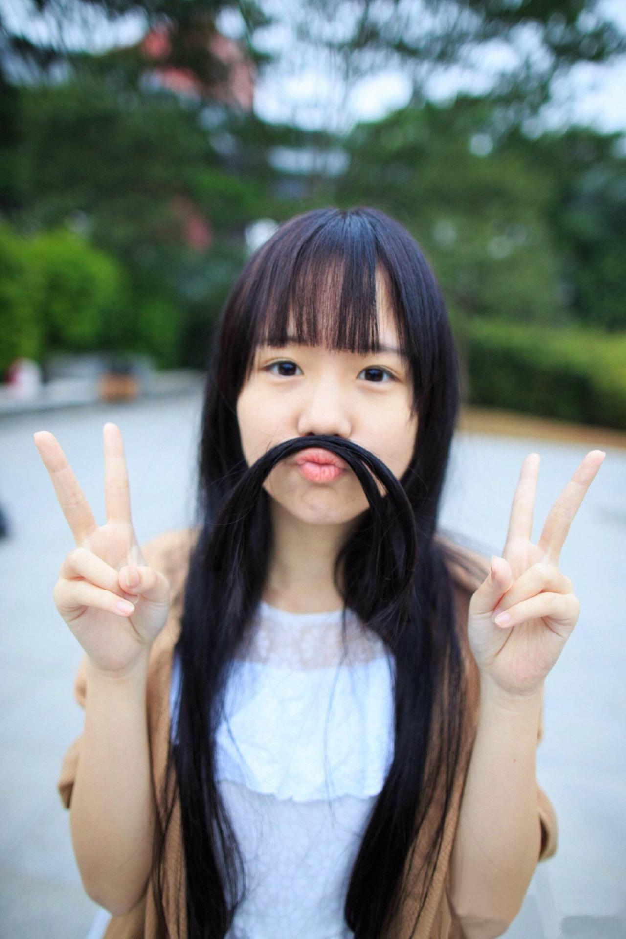 杨惠婷嘟嘴剪刀手立幅照片